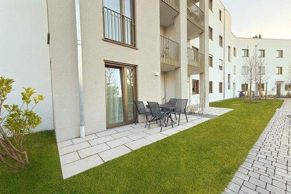 Sonnige Terrasse mit Weitblick