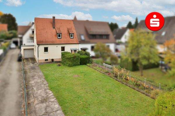 Hausansicht mit Garten und Garage