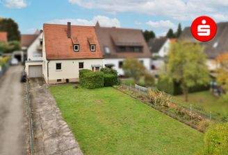 Hausansicht mit Garten und Garage