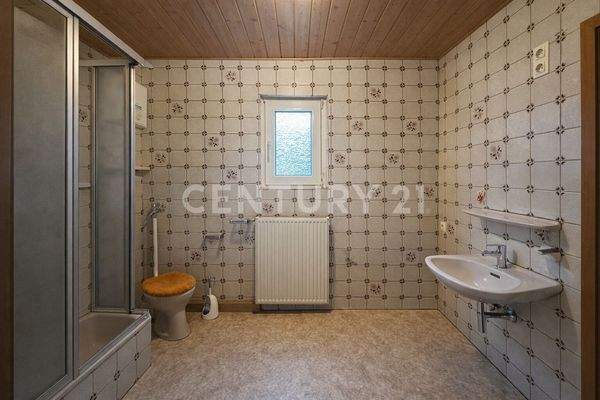 Bad im Obergeschoss mit Dusche und Fenster