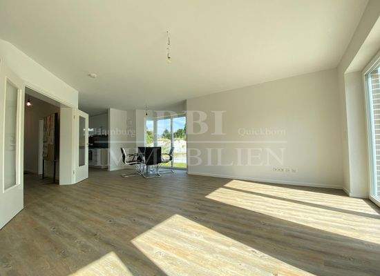 Lichtdurchfluteter Wohn-/Essbereich