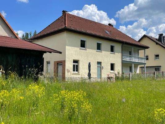 Haus mit Nebengebäuden