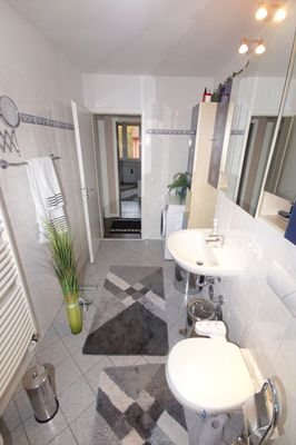 Badezimmer mit Fenster