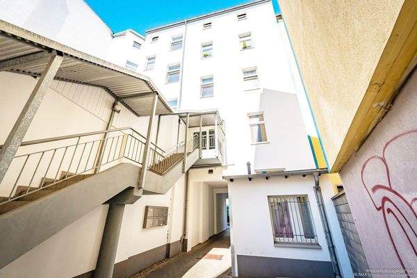 Wohnungseingang und Durchfahrt 