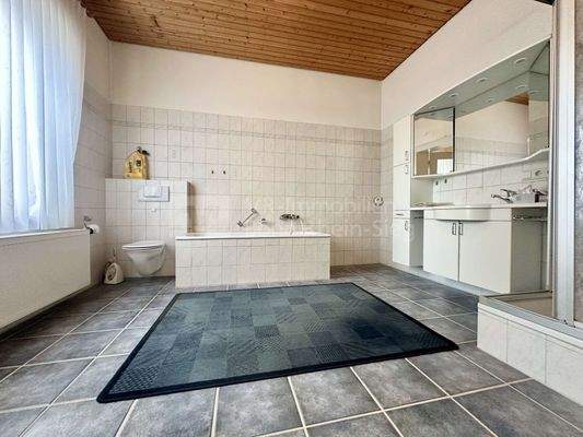 Badezimmer Erdgeschoss mit Wanne und Dusche