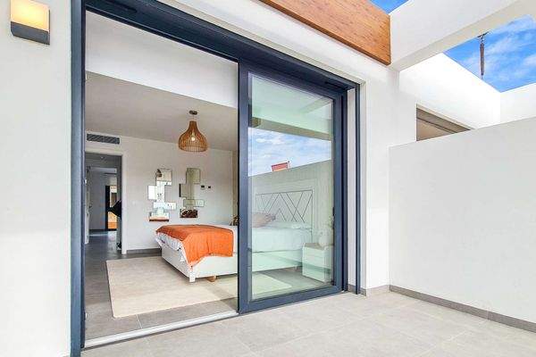 Blick von der Dachterasse in eines der Schlafzimmer