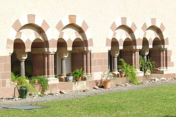 Klosterinnenhof mit Kapitelsaalfenstern