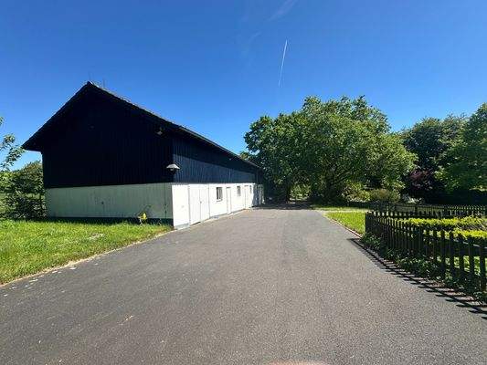 Auffahrt und Stallungen (Garagen)
