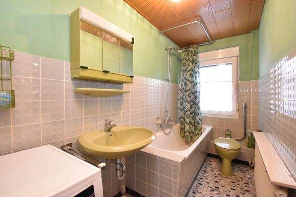 1 OG: Bad mit Duschwanne und Waschmaschinenanschlu