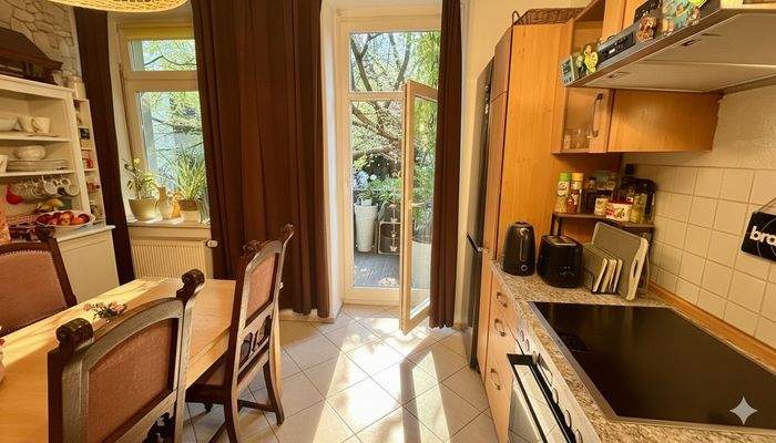 Küche mit Zugang zum Balkon