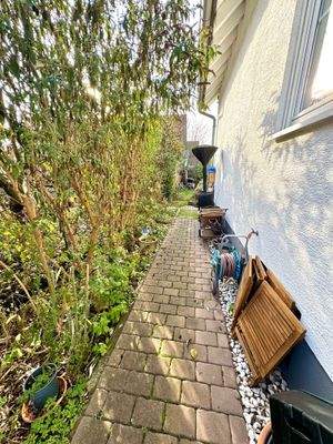 B4 Weg zur Garage neben dem Haus.jpg