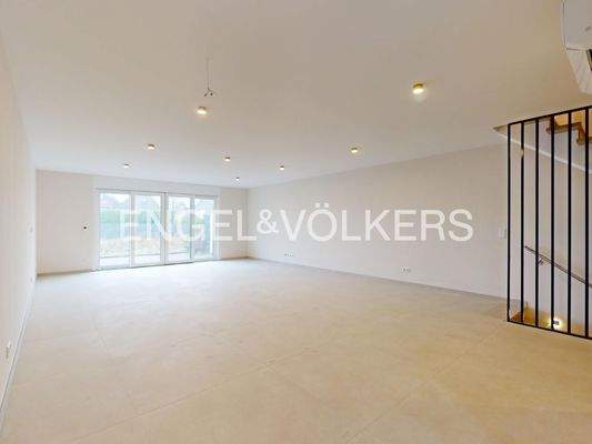 weiträumiger Wohn- und Essbereich mit Gartenzugang