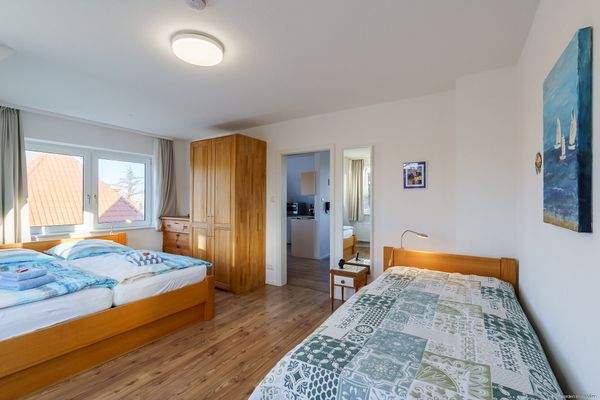 Schlafzimmer mit Zustellbett