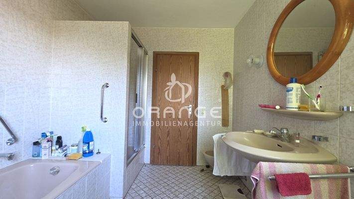 UG: Badezimmer m. Wanne & Dusche