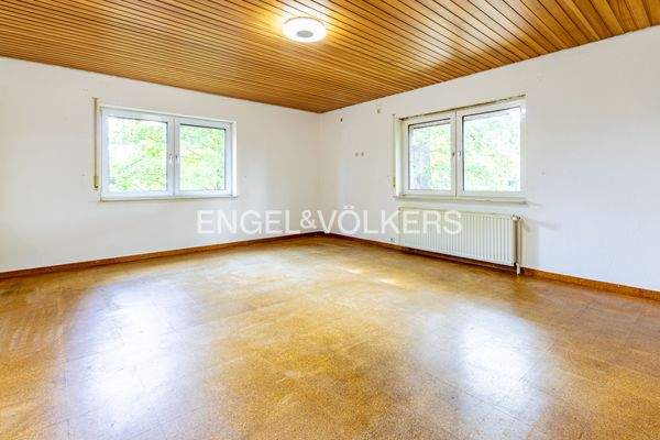 Ruhiges Schlafzimmer mit viel Tageslicht