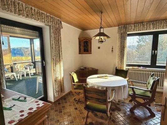 Essbereich mit Zugang zum Wintergarten