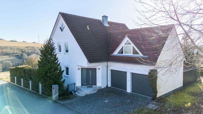 Doppelgarage mit elektrischen Toren