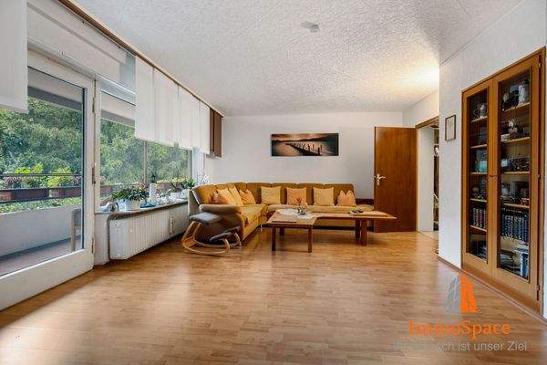 Wohnzimmer mit direktem Loggiazugang im Erdgeschoss