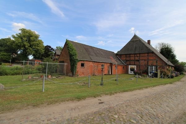 Stall und Bauernhaus