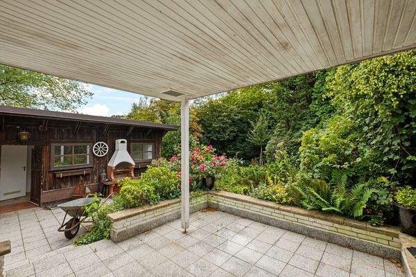 Terrasse mit Blick auf Einliegerwohnung