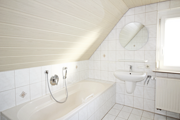 Tageslichtbad mit Badewanne