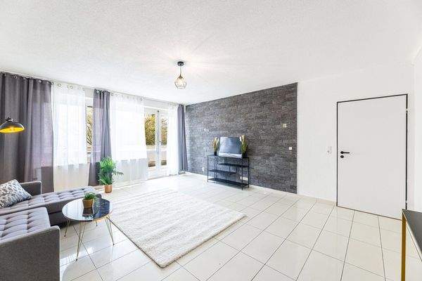 Wohnzimmer mit Balkonzugang