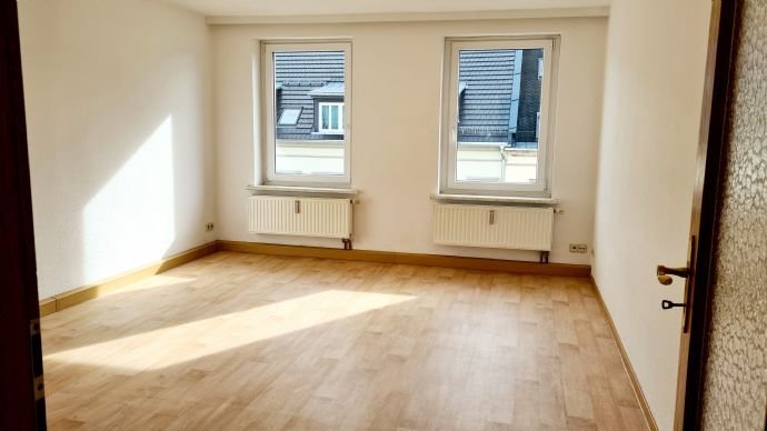 HELLE DG-WOHNUNG MIT  BALKON UND PKW-SP DIREKT AM BRÜHL