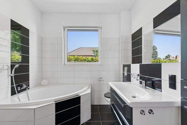 Badezimmer mit Badewannne