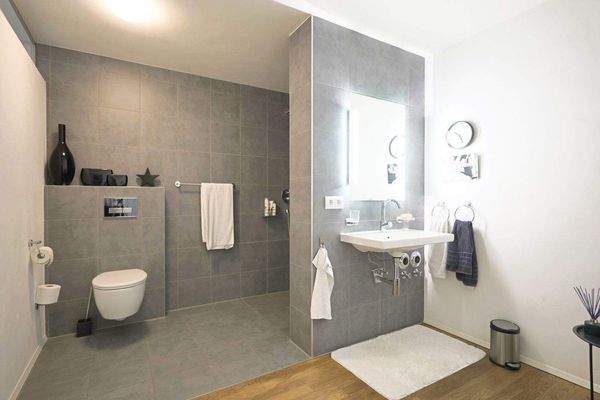 Badezimmer mit Dusche