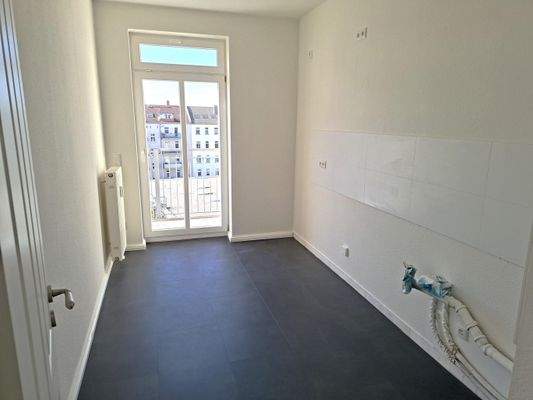 Küche mit Zugang zum Balkon und WM Anschluss