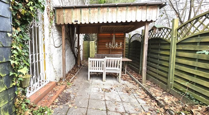 Seitliche Terrasse