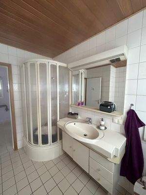 Badezimmer mit Badewanne und Dusche DG