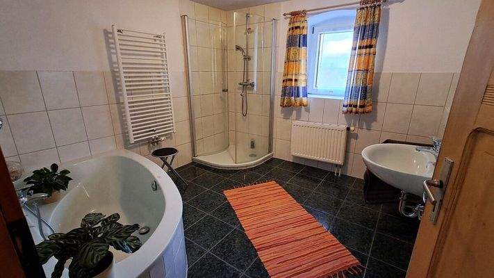 Bad mit Wanne/Dusche