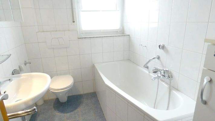 EG: Bad mit Wanne und Fenster