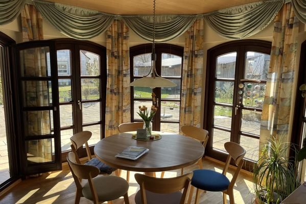 Essbereich mit Ausgang zur Terrasse