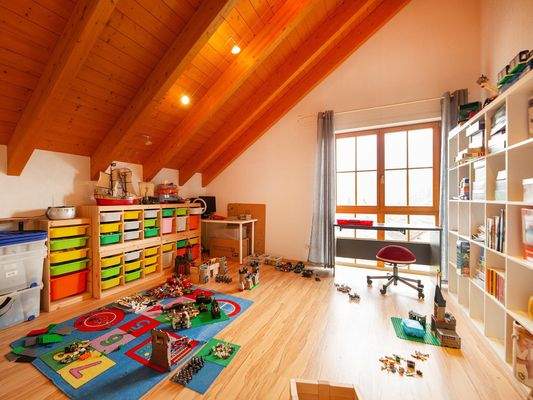 Kinderzimmer mit Bodentiefen Fenstern im DG