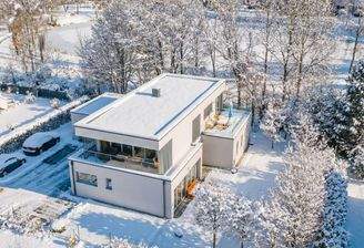 gemini-image-2_Transform_the_scene_into_a_winter_setting_while_keeping_the_house_and_its_surrou-0