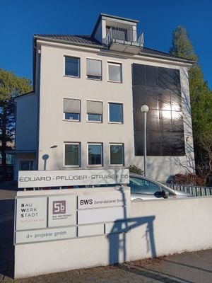 Bürogebäude mit Solaranlage