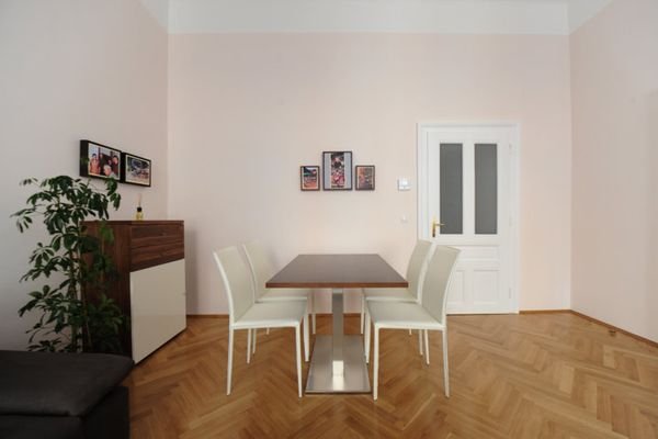 Wohnzimmer mit Essbereich  / living room with dining area