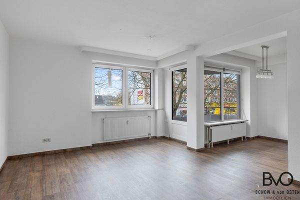 Großzügiger Wohnbereich mit Zugang zur Loggia