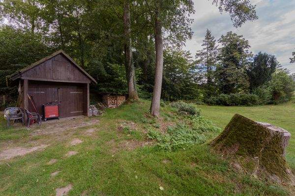 weitläufiges Grundstück mit Schuppen