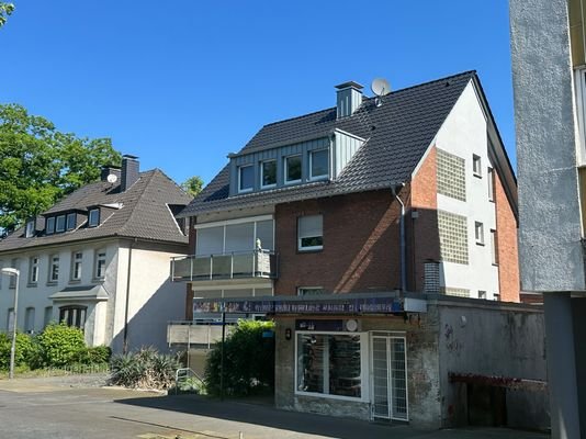 Straßenansicht mit Kiosk