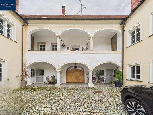 Hofansicht - Einfahrt u. Laubengang