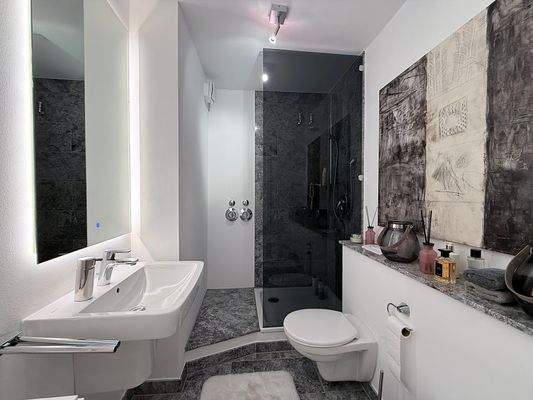 Gästebad mit Dusche.jpg