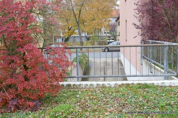 Blick auf Tiefgarageneinfahrt