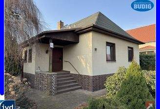 Hausansicht mit überdachtem Eingangsbereich