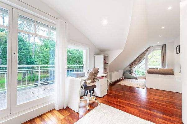 Ruhiges Schlafzimmer im linken Flügel