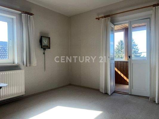 Schlafzimmer mit Balkonaustritt