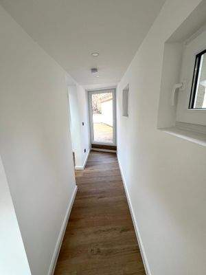 Flur mit Ausgang zur Dachterrasse