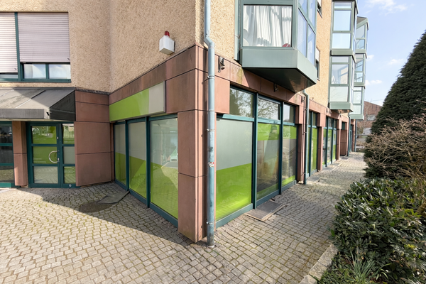 Die Fensterfronten der Gewerbeeinheit verlaufen über 3 Flächen. Hier: Front und Seite